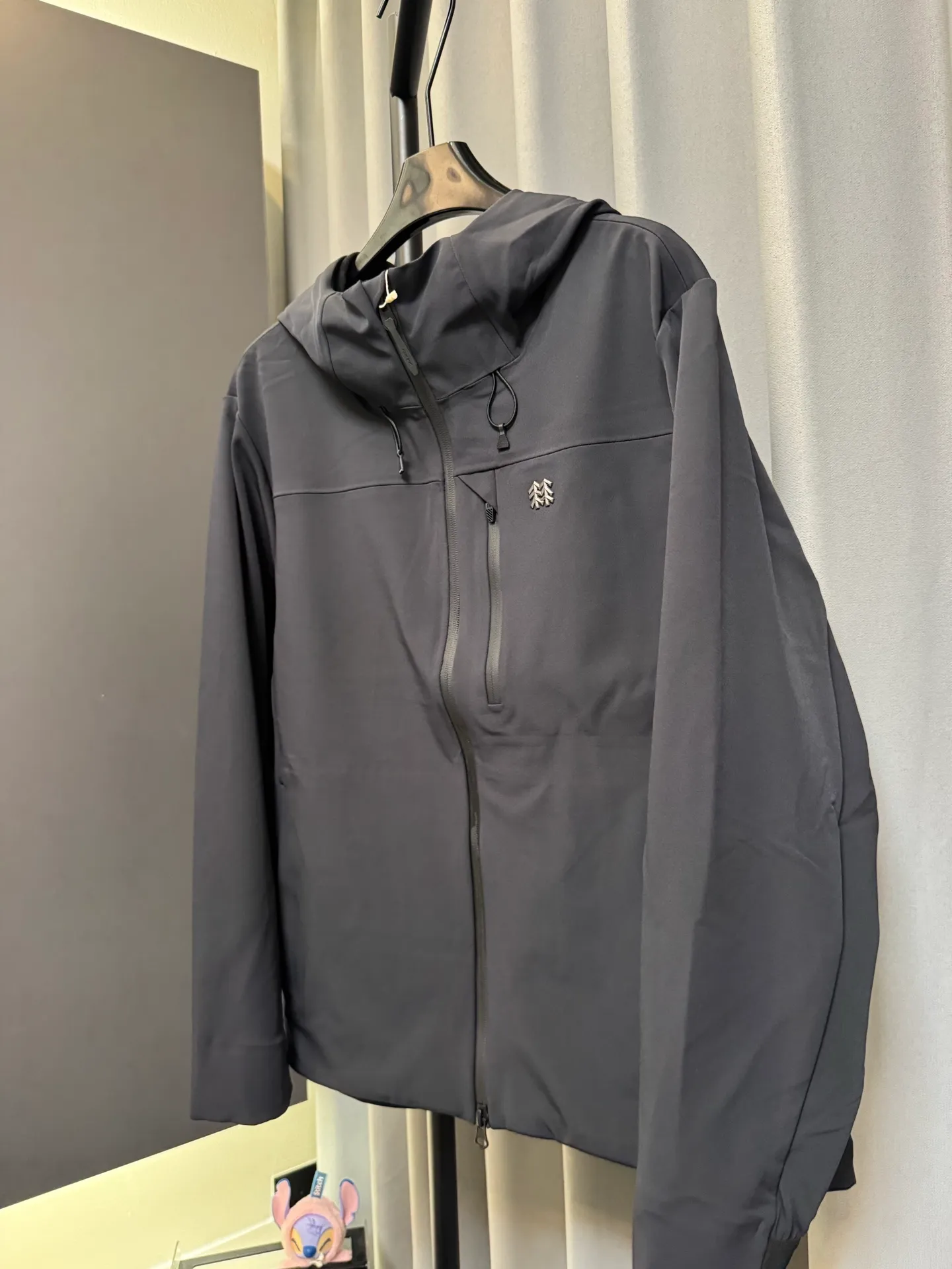 [Premium Replica] KOLON SPORT/Kolon 26fw Wind Spine Graphene Soft Shell Jacket Water-Repellent Anti-static Hooded Fleece Jacket Core Product Features 1 Fabric and Protection ◦ Made of GORE-TEX 2L professional waterproof and breathable membrane, waterproof index ≥5000mm H₂O, moisture permeability ≥5000g/(m²·24h), can cope with moderate to heavy rain and strong wind weather. ◦ The outer layer is made of Wear-Resistant nylon fabric, which is tear-resistant and scratch-resistant. It is suitable for outdoor hiking, mountain climbing and other scenes, while taking into account the lightweight nature of urban commuting. 2 Fit and design ◦ Slim cut, suitable for Asian body shapes, not bulky, taking into account freedom of movement and aesthetics for daily wear. ◦ Hooded design with adjustable brim to improve head protection; raglan sleeve design to reduce constraints on arm movements. ◦ Front main zipper + waterproof zipper pocket on the chest, and large-capacity diagonal pockets on both sides to achieve multi-partition storage, and the waterproof zipper effectively prevents items from getting damp. ◦ The hem and cuffs are equipped with adjustable drawstrings/velcro, which can flexibly adjust the fit, lock in temperature and prevent wind. 3 Logo and details ◦ The brand’s Classic “Two Trees” logo is printed on the left chest, which is highly recognizable; some styles have the GORE-TEX logo on the hem, highlighting their professional attributes. ◦ The body has simple lines, no unnecessary decoration, and a minimalist style, making it suitable for various occasions. 🎨Three-color styles and suitable scenarios Color Style features Suitable scenarios Navy Blue Calm and elegant, low-key Versatile Workplace commuting, business and leisure, outdoor hiking Light Gray Refreshing and clean, showing youthfulness and vitality City walks, light outdoor, daily outings Jiang Yellow Eye-catching, full of personality Outdoor camping, short trips, trendy wear • Target group: Male and female consumers who pursue the combination of outdoor functions and daily wear. It is suitable for diverse scenarios such as commuting, light outdoor use, and short-distance travel. 💡 Outfit Suggestions • For urban commuting: wear a sweater/shirt underneath, casual pants/suit trousers as bottom, and white shoes, which are windproof and splash-proof. The minimalist style is suitable for the workplace and daily life. • Light outdoor hiking: Wear a quick-drying jacket underneath, hiking pants underneath, and hiking shoes. Wear-Resistant is tear-resistant, waterproof and moisture-permeable, allowing for unrestricted movement. • For short trips: Wear a sweatshirt underneath, overalls underneath, and Sneakers. It is lightweight and easy to store, and can cope with changing weather. It has both good looks and practicality. Color: black Size: m/l/xl/2xl/3xl